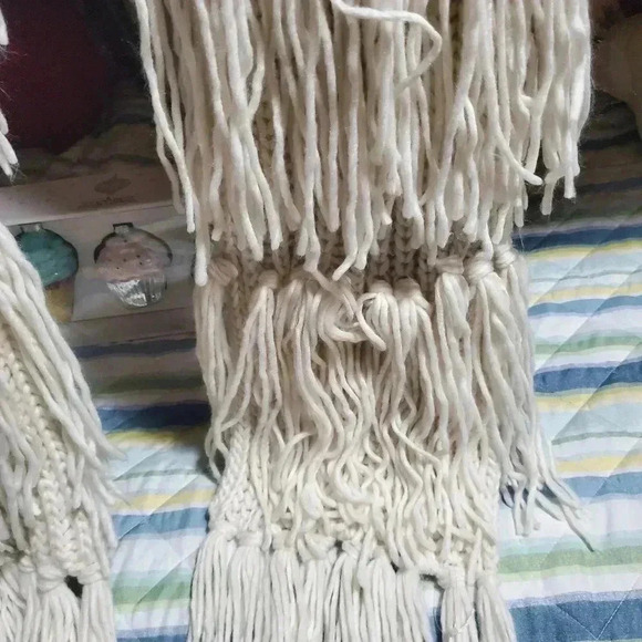 Long scarf with many tassels - Picture 4 of 7